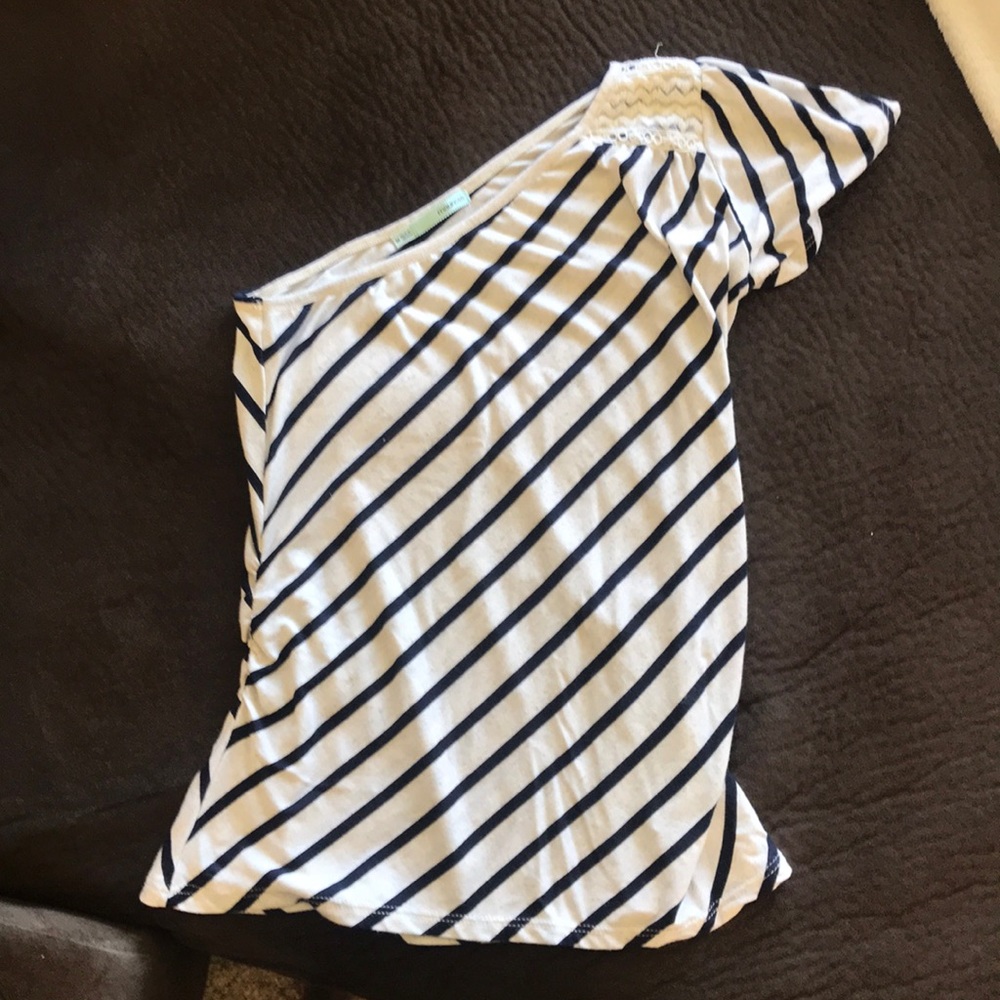 One shoulder top